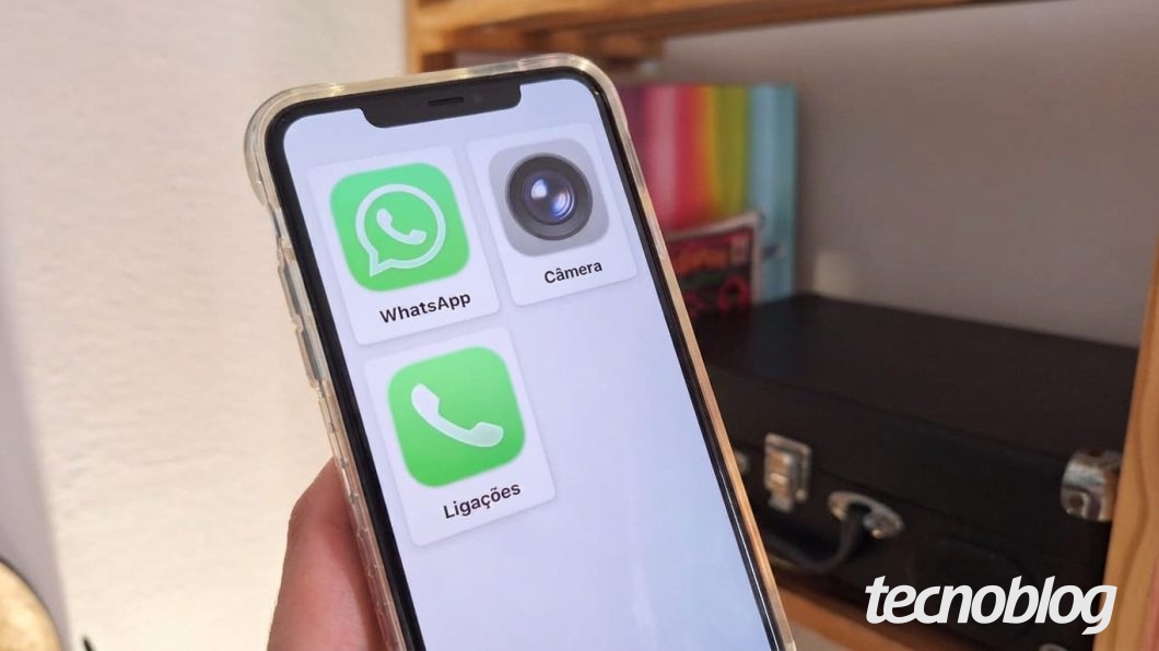 Tela do iPhone no Acesso Assistido com os apps WhatsApp, Câmera e Ligações (passo a passo)