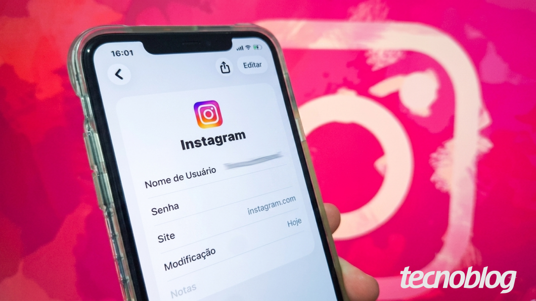 Celular com tela de login do Instagram, destacando como acessar credenciais usando gerenciadores de senhas