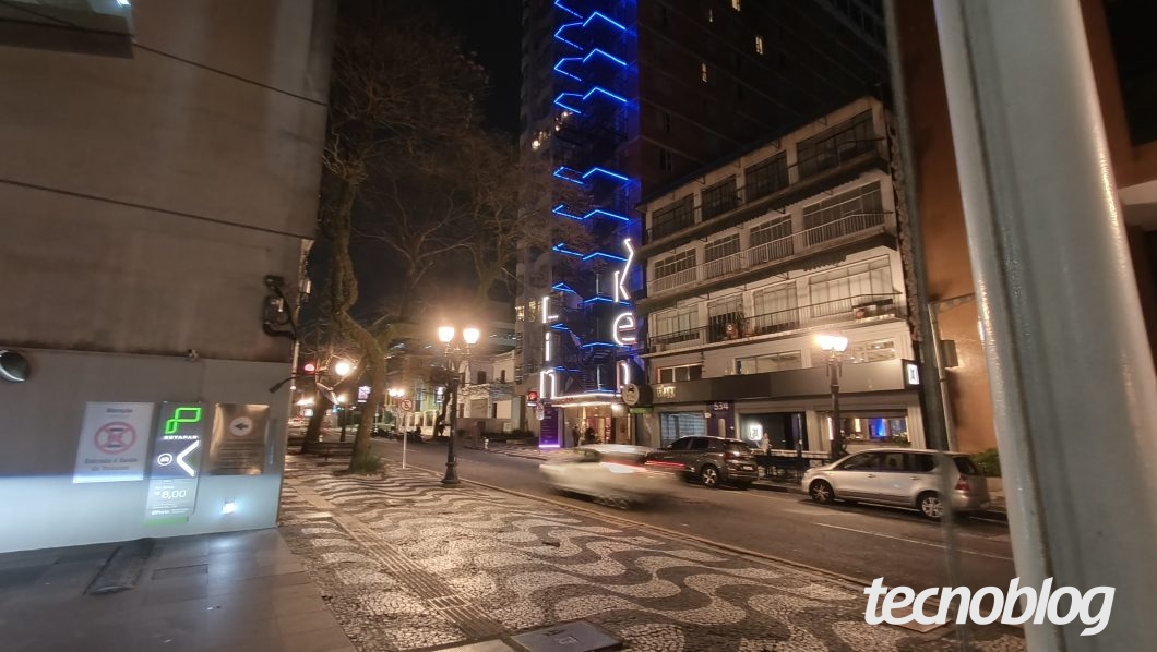 Rua à noite com luzes ao fundo, mostrando foto tirada com ultrawide e Modo Noturno (Oppo Reno 16 F)