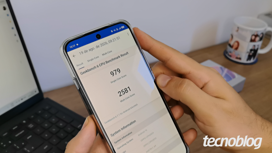 Tela do Oppo Reno 16 F exibindo o resultado do Geekbench 6 com pontuação 979 (single-core) e 2581 (multi-core)