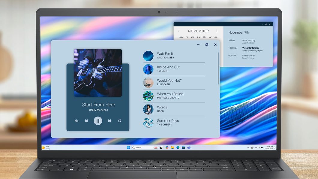 Vista frontal de notebook com teclado numérico e tela ligada, exibindo aplicativo de música e janela de calendário sobre fundo colorido e desfocado.