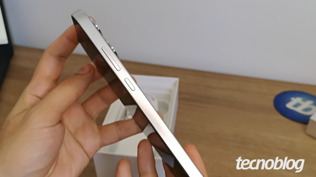 Oppo Reno 16 F com 8,6 mm de espessura, lado com botões e entrada inferior