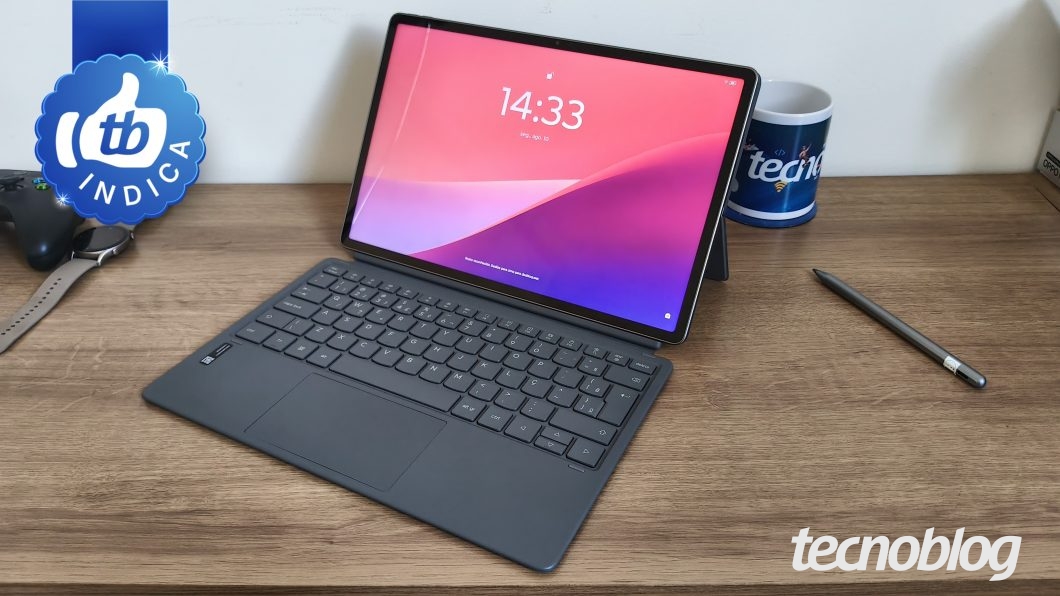 Idea Tab Pro Gen 2, o tablet avançado da Lenovo, com teclado conectado e tela inicial rosa