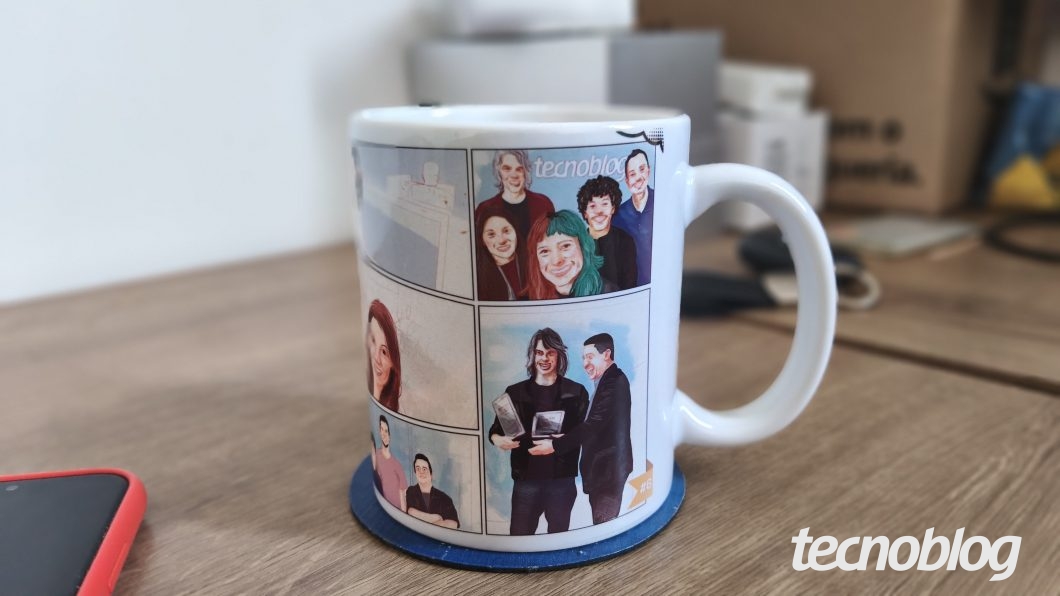 Caneca com foto do grupo usada para ilustrar o Modo Retrato no Oppo Reno 16 F
