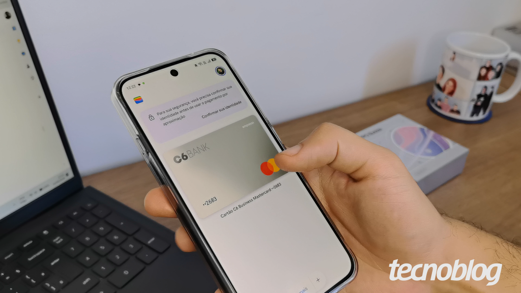 Pagamento por aproximação na carteira do Google usando o cartão C6 Business Mastercard no smartphone Oppo Reno 16 F