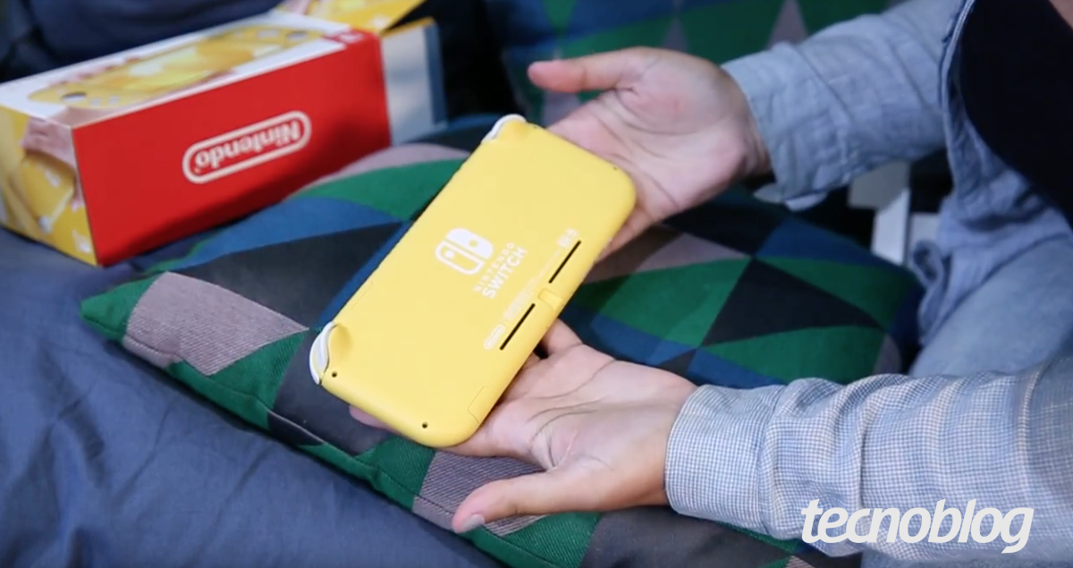 Traseira do Nintendo Switch Lite (Imagem: Melissa Cruz Cossetti/Tecnoblog)