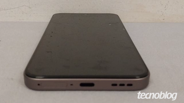 Parte inferior do Oppo A7 Pro, com porta de carregamento e saídas de som ao lado