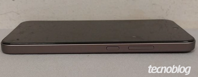 Lateral direita do Oppo A7 Pro, com botões e porta de carregamento