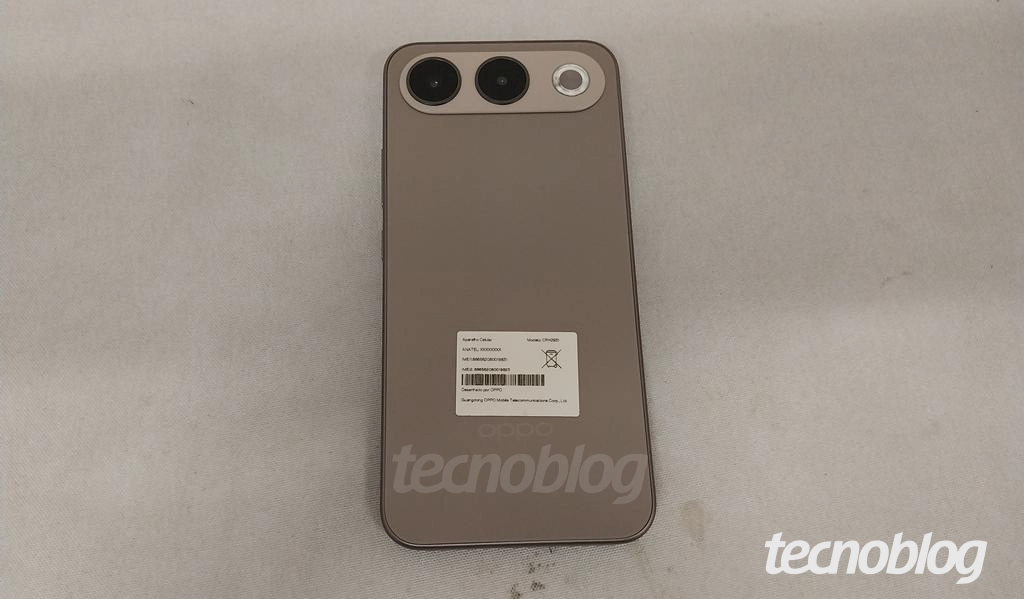 Traseira do Oppo A7 Pro, com duas câmeras e flash circular na faixa superior e etiqueta de certificação
