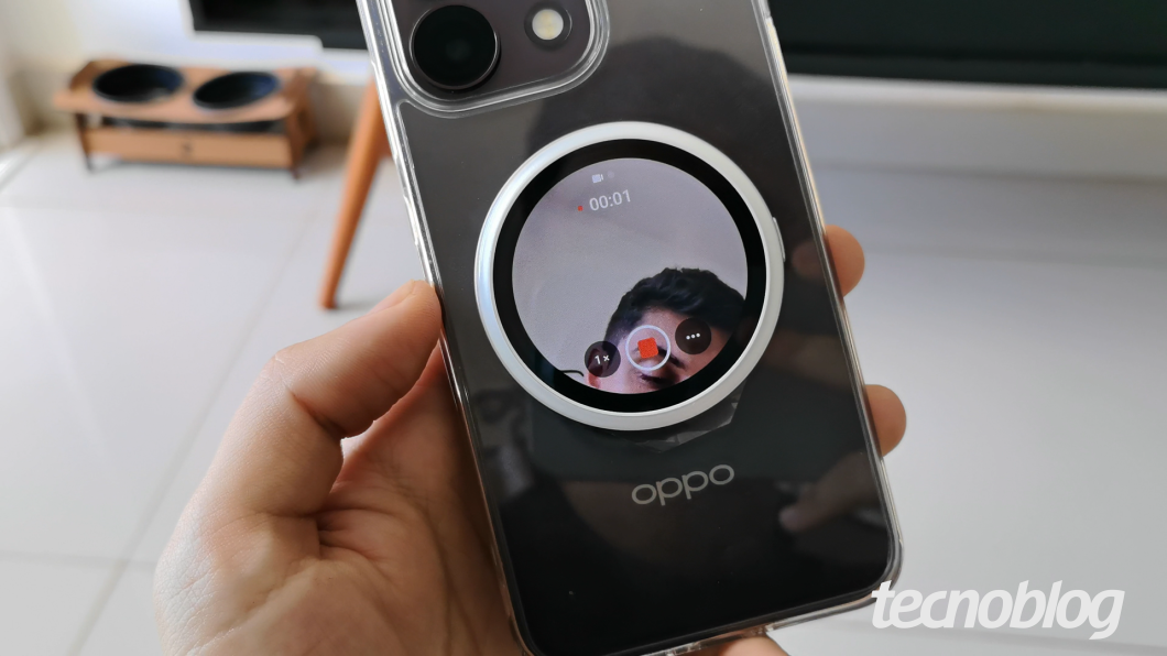 Acessório Oppo Bubble na traseira exibindo o que está sendo gravado pela câmera principal e tempo de captura