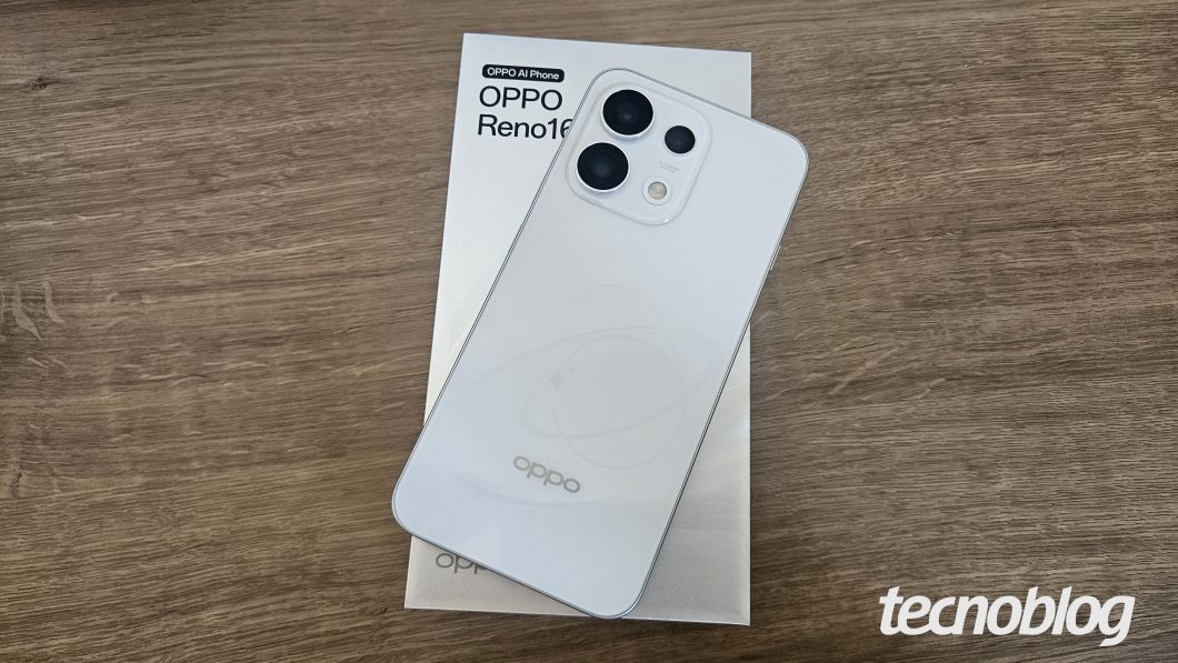 Oppo Reno 16 F branco com detalhe em 3D na traseira