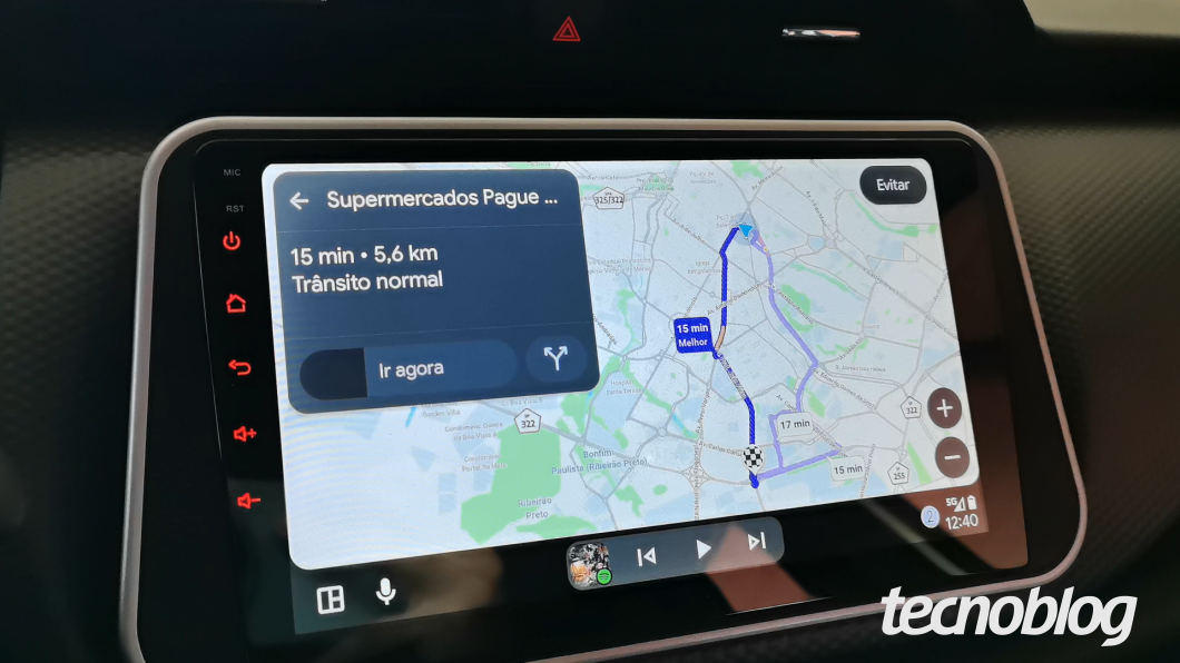 Android Auto mostrando rota e tempo de trajeto no mapa durante a navegação no Oppo Reno 16 F