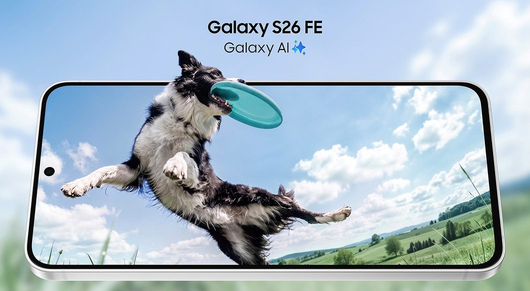 Imagem publicitária exibe a tela do Galaxy S26 FE, com a imagem de um cachorro pegando um frisbee