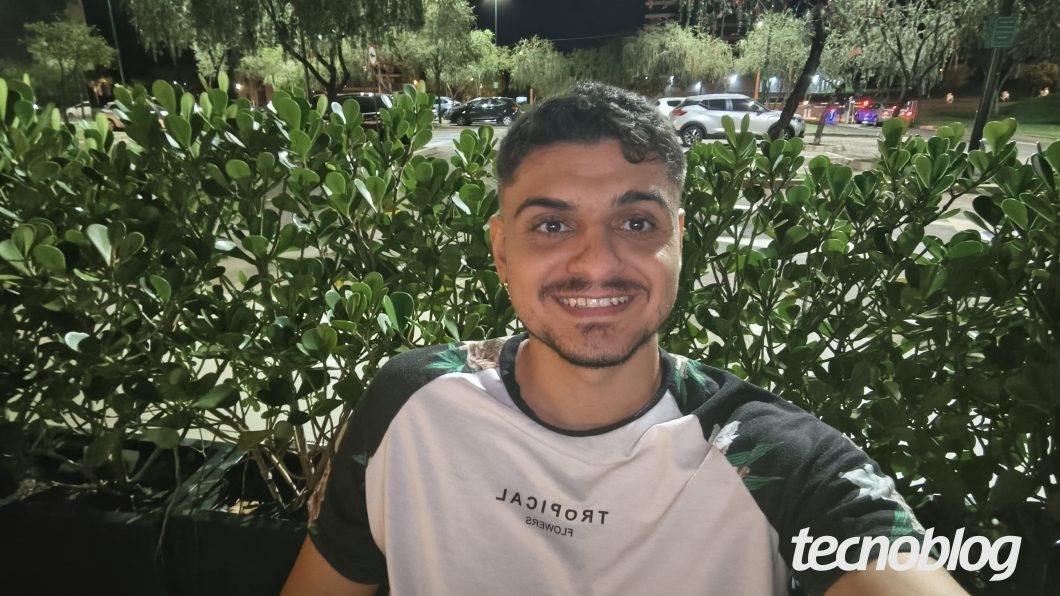 Retrato em selfie noturna tirada com a câmera frontal do Oppo Reno 16 F, com o rosto do autor sorrindo