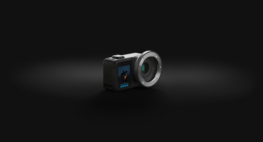 Imagem mostra a GoPro Mission 1 Pro de cor preta, em um fundo igualmente preto