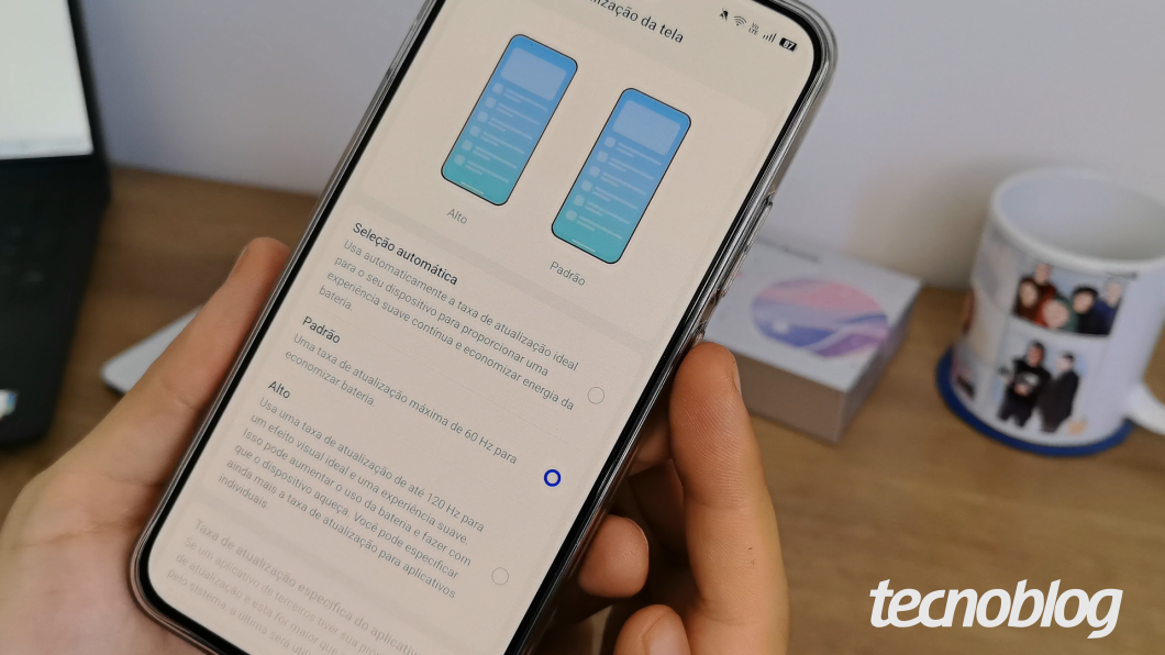 Tela do Oppo Reno 16 F com opções de seleção de taxa de atualização (Alto e Padrão) selecionadas pelo usuário