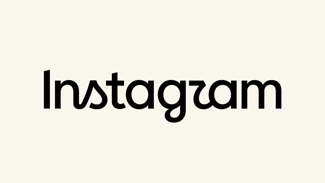 Novo logo do Instagram, com fonte sem serifa e moderna. A letra "s" conserva um traço manuscrito. A letra "g" tem uma volta no seu traço abaixo da linha. A letra "r" tem uma curva que lembra manuscrito.