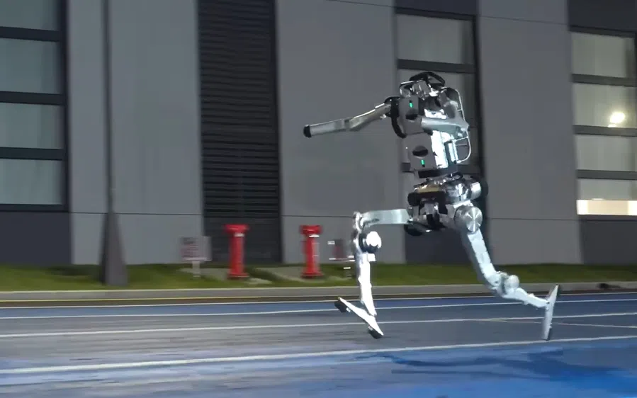 Imagem mostra um robô da empresa Unitree correndo em uma pista de atlestismo
