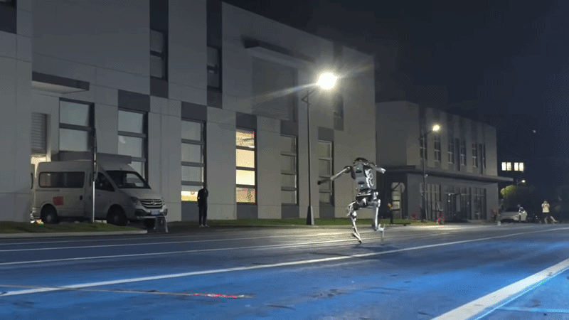 GIF animado mostra um robô da Unitree correndo em uma pista de atlestismo