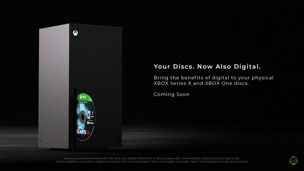 Imagem mostrando um Xbox com um disco de jogo parcialmente inserido