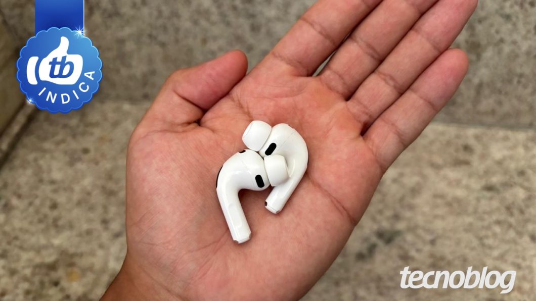 AirPods brancos em uma mão, com o selo no canto inferior direito e o logotipo no canto superior esquerdo