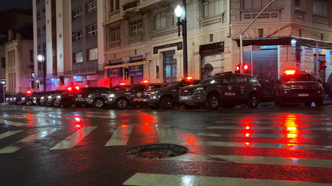 Viaturas da Polícia com luzes acesas durante a Operação Frankmobile em São Paulo