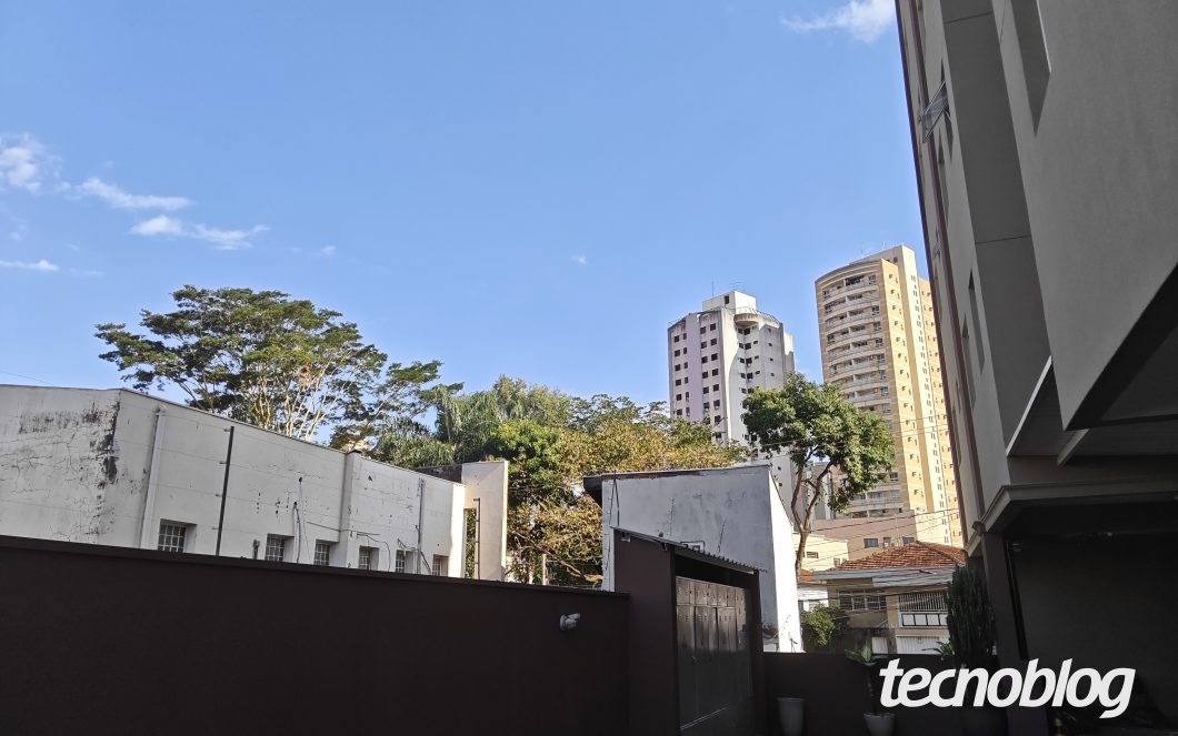 Vista de prédios e árvores do lado de fora, com céu azul ao fundo (foto para o review do Lenovo Idea Tab Pro Gen 2)