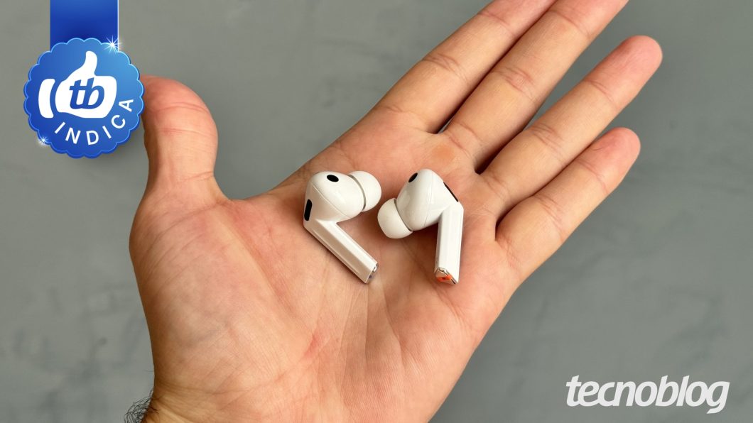 Galaxy Buds 3 Pro: fones brancos na palma da mão, com selo do Tecnoblog