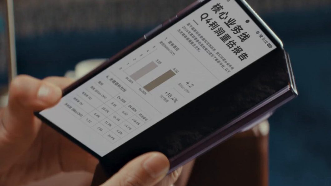 imagem de um huawei mate xt 2 sendo dobrado