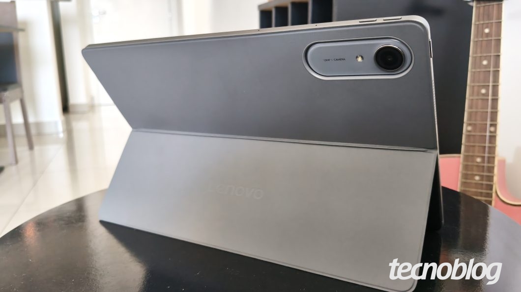 Parte traseira do Lenovo Idea Tab Pro Gen 2 com a capa magnética e câmera de 13 MP