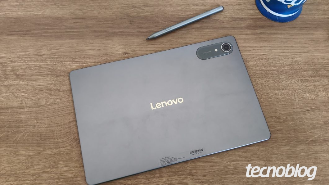 Parte traseira do Lenovo Idea Tab Pro Gen 2, com módulo da câmera e caneta ao lado