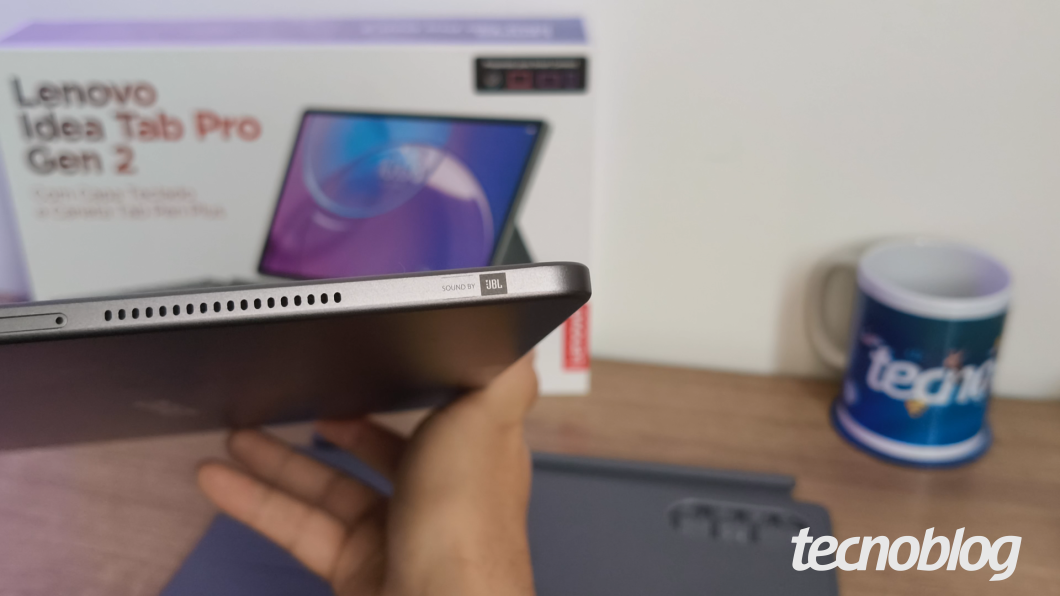 Tablet com sistema de som JBL e marca “Sound by JBL” na barra lateral