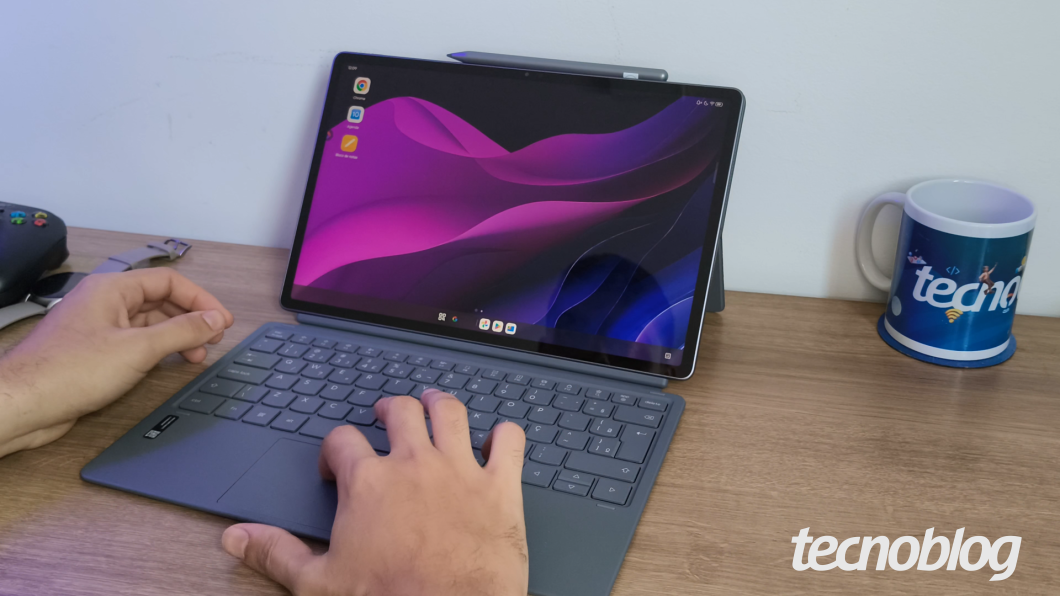 Tela do Lenovo Idea Tab Pro Gen 2 mostra área confortável para multitarefa ao lado de um teclado com touchpad