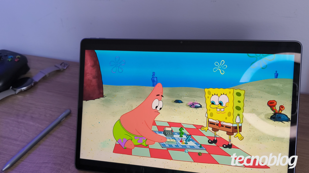 Tela do Lenovo Idea Tab Pro Gen 2 exibindo conteúdo com cores vivas, apesar do painel LCD (Imagem: Victor Toledo/Tecnoblog)