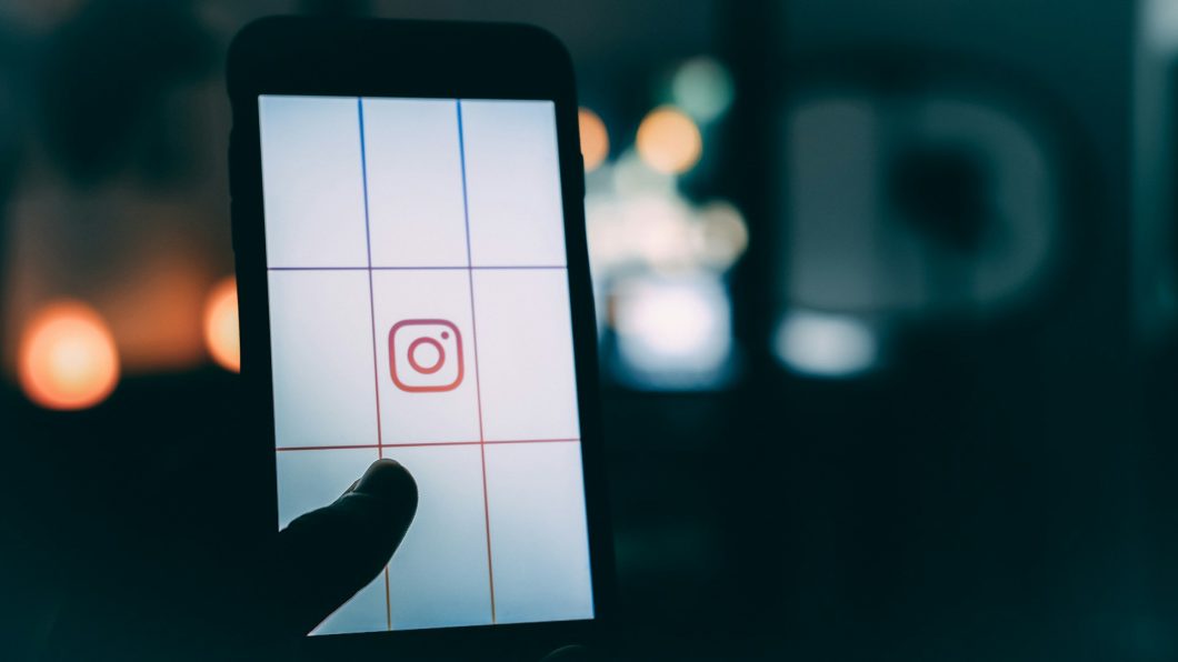 Mostrando o ícone do Instagram em um celular, sugerindo uso do app e conta de adolescente