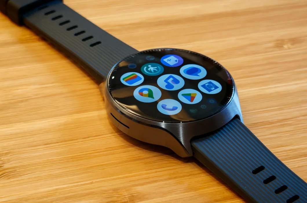 foto do motorola moto watch ultra sobre uma mesa de madeira
